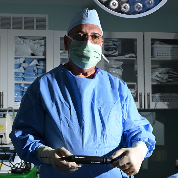 El Dr. Rafael Antún en el quirófano de la práctica, con vestimenta quirúrgica estéril.
