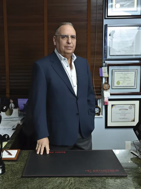 Retrato del Dr. Rafael Antún en su consultorio en South Miami.
